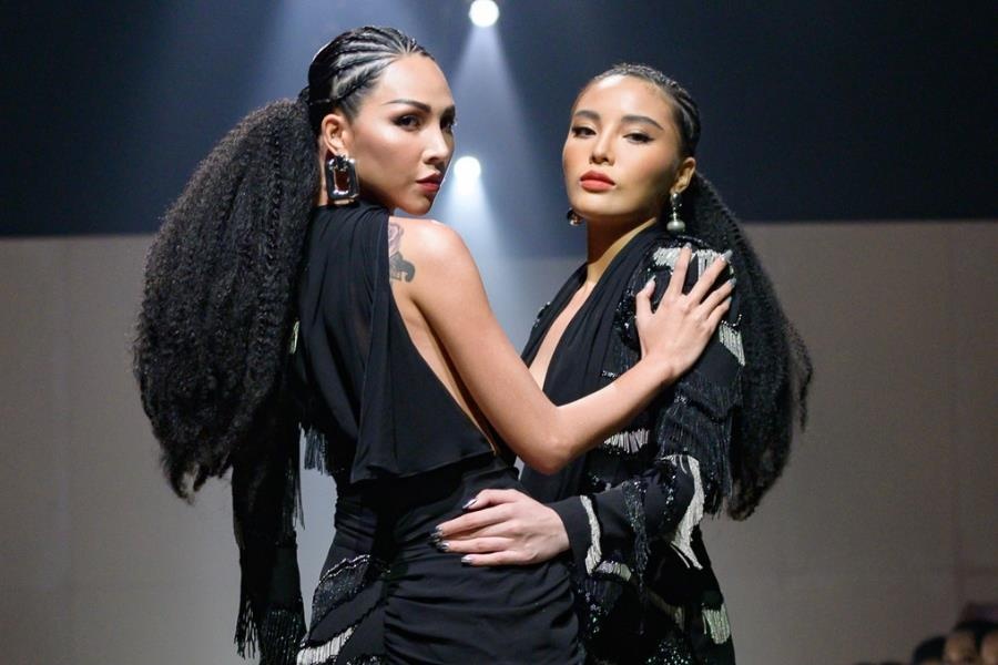Hoa hau Ky Duyen va Minh Trieu 'tay trong tay' tren san catwalk hinh anh