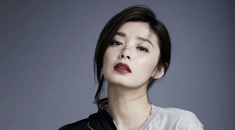 'My nhan MV co trang' cong khai hen ho voi sao nam kem 7 tuoi hinh anh