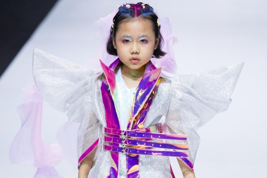 Nguoi mau nhi tung duoc Coco Rocha khen het loi mo man show Ivan Tran hinh anh