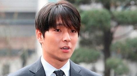 Choi Jong Hoon phu nhan cuong hiep tap the mot co gai hinh anh