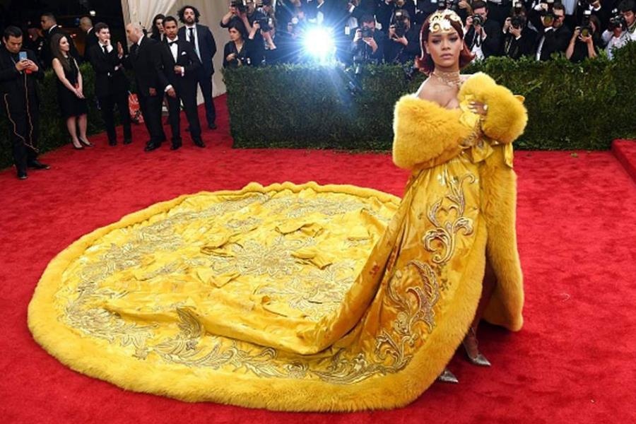 Rihanna la nguoi co trang phuc Met Gala an tuong nhat nhung nam qua hinh anh