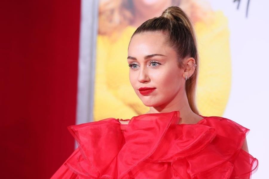 Su chuyen doi phong cach thoi trang cua Miley Cyrus sau 10 nam hinh anh