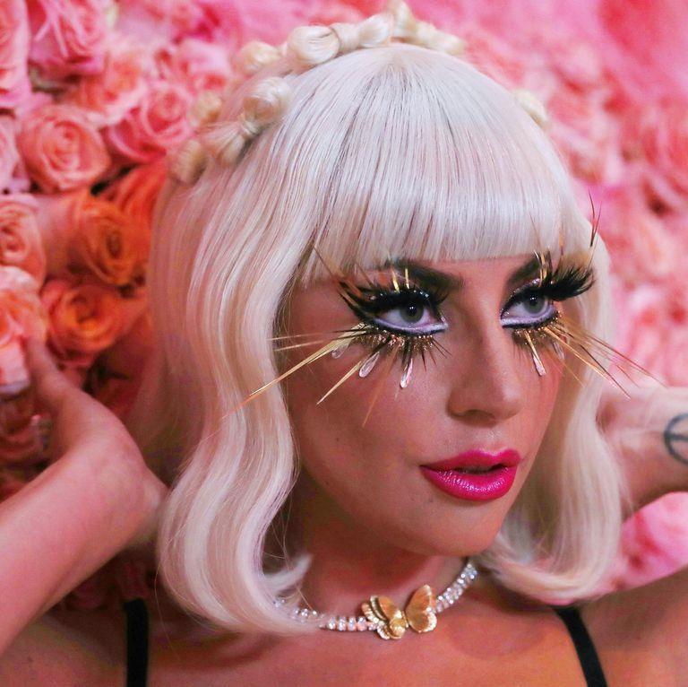 Lady Gaga noi bat tai Met Gala 2019 voi long mi vang kim dai ngoang hinh anh