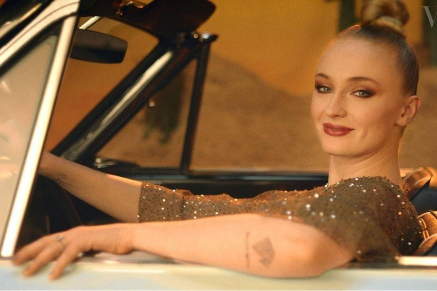 Sao Game of Thrones len Vogue voi trang phuc cua NTK Cong Tri hinh anh