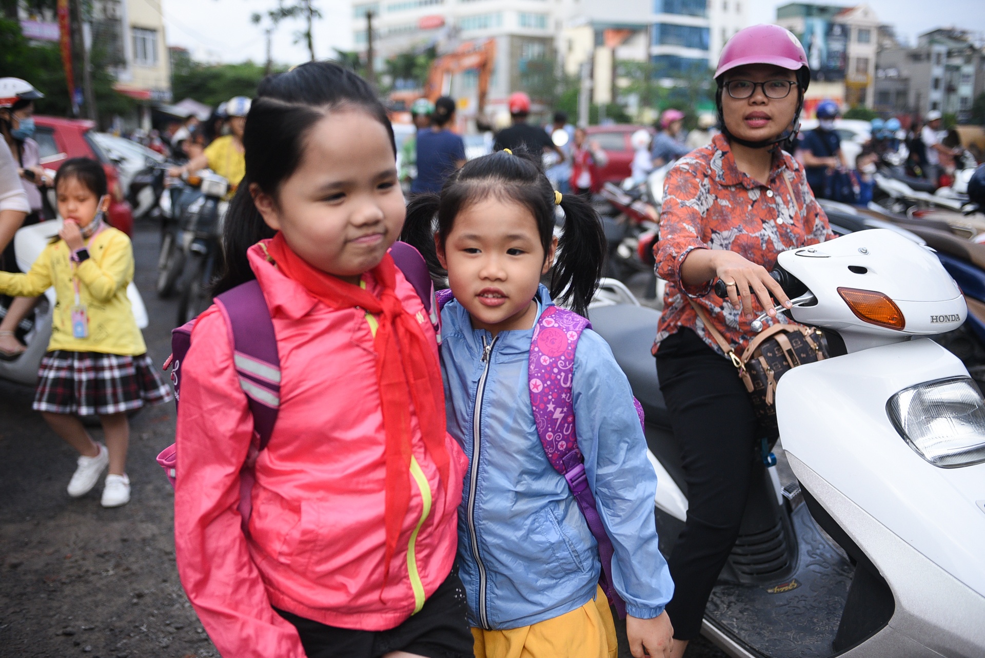 Hoc sinh Ha Noi mac ao khoac toi truong hinh anh