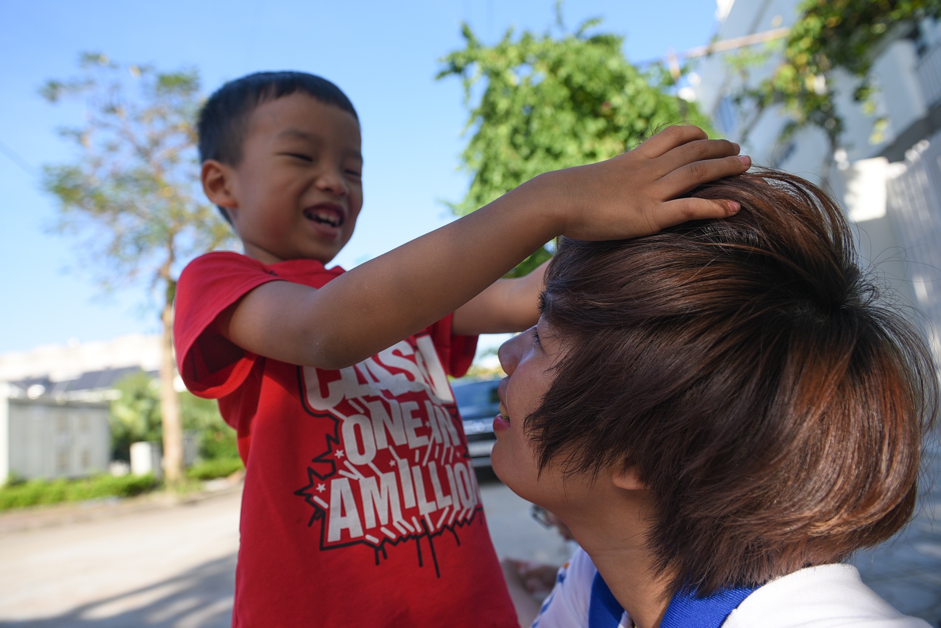 Hanh trinh suot dem cua chuyen container cho 30 tan hang cuu tro anh 1