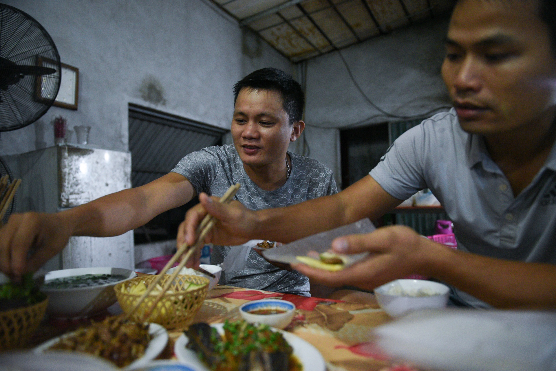 Hanh trinh suot dem cua chuyen container cho 30 tan hang cuu tro anh 11