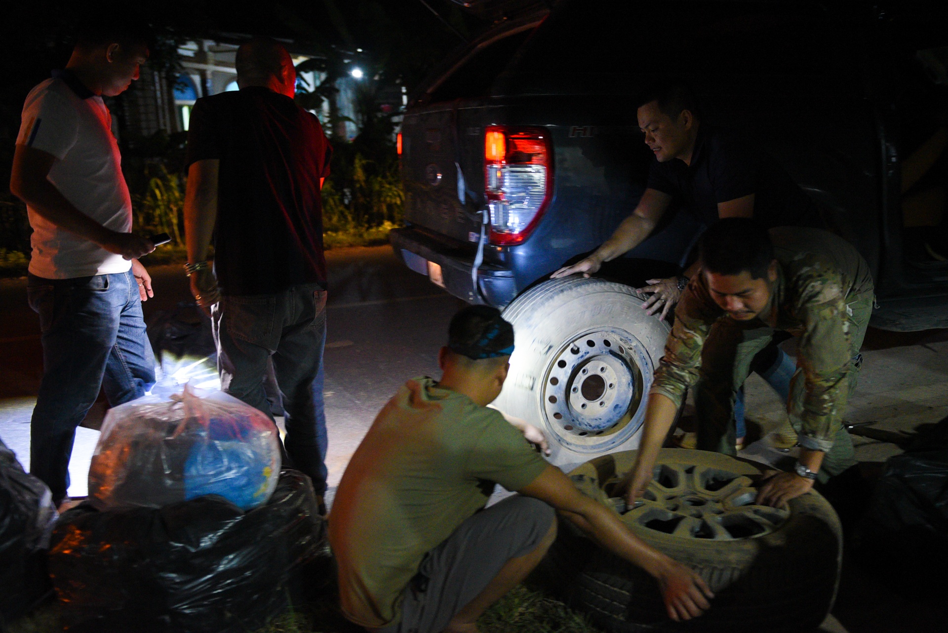 Hanh trinh suot dem cua chuyen container cho 30 tan hang cuu tro anh 25