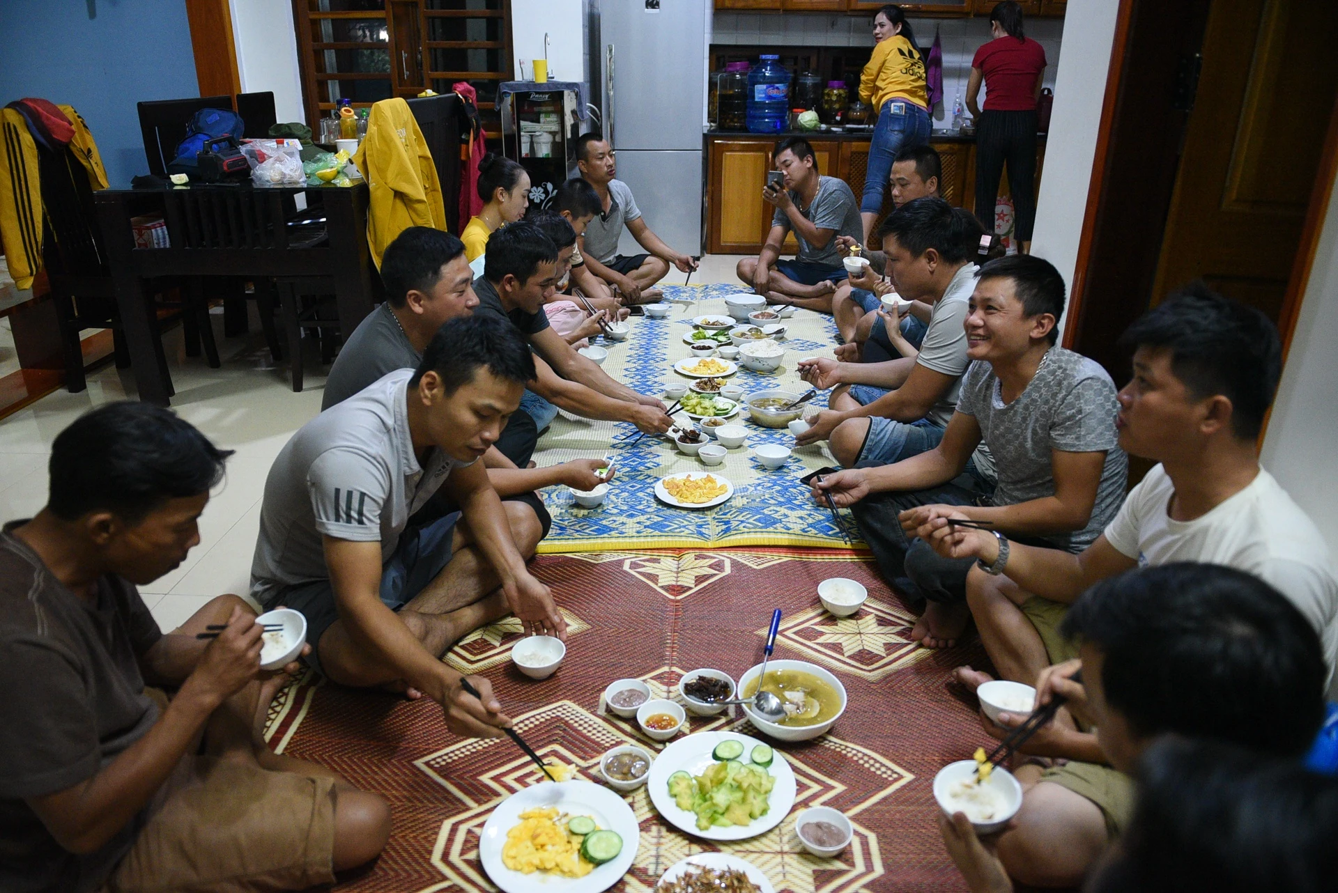 Hanh trinh suot dem cua chuyen container cho 30 tan hang cuu tro anh 26