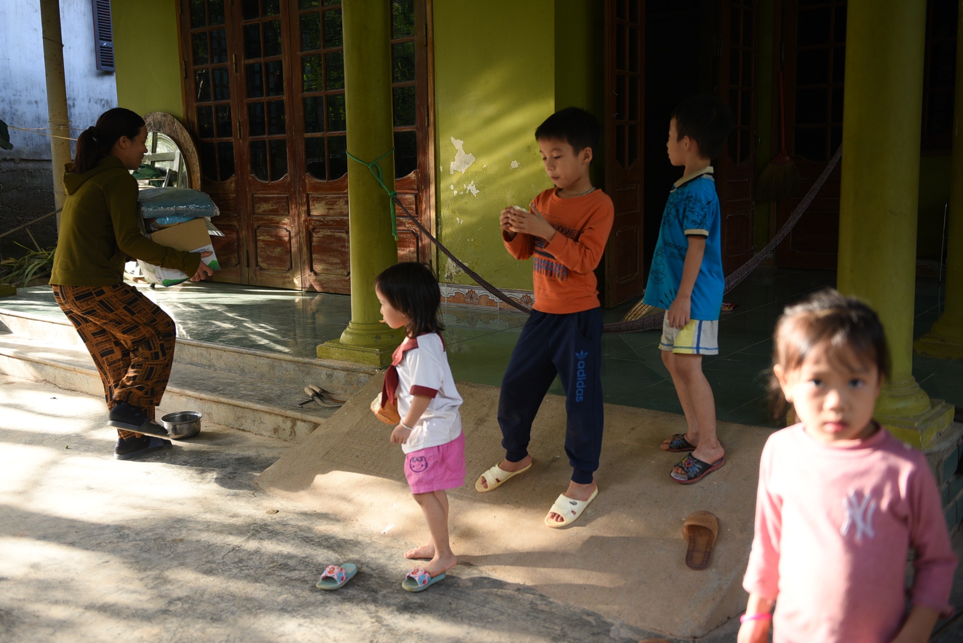 Hanh trinh suot dem cua chuyen container cho 30 tan hang cuu tro anh 18