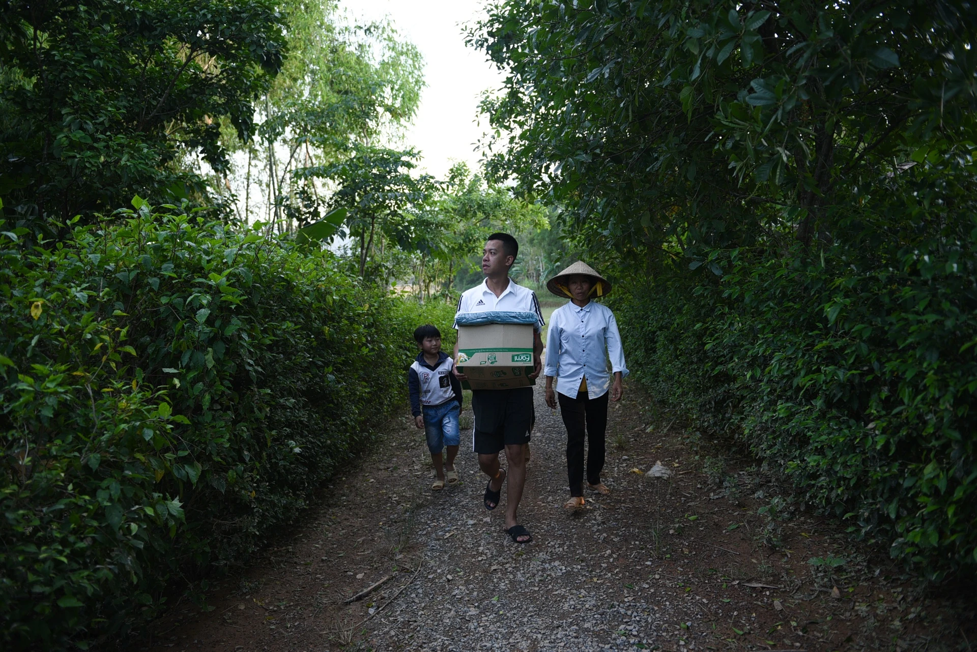 Hanh trinh suot dem cua chuyen container cho 30 tan hang cuu tro anh 24