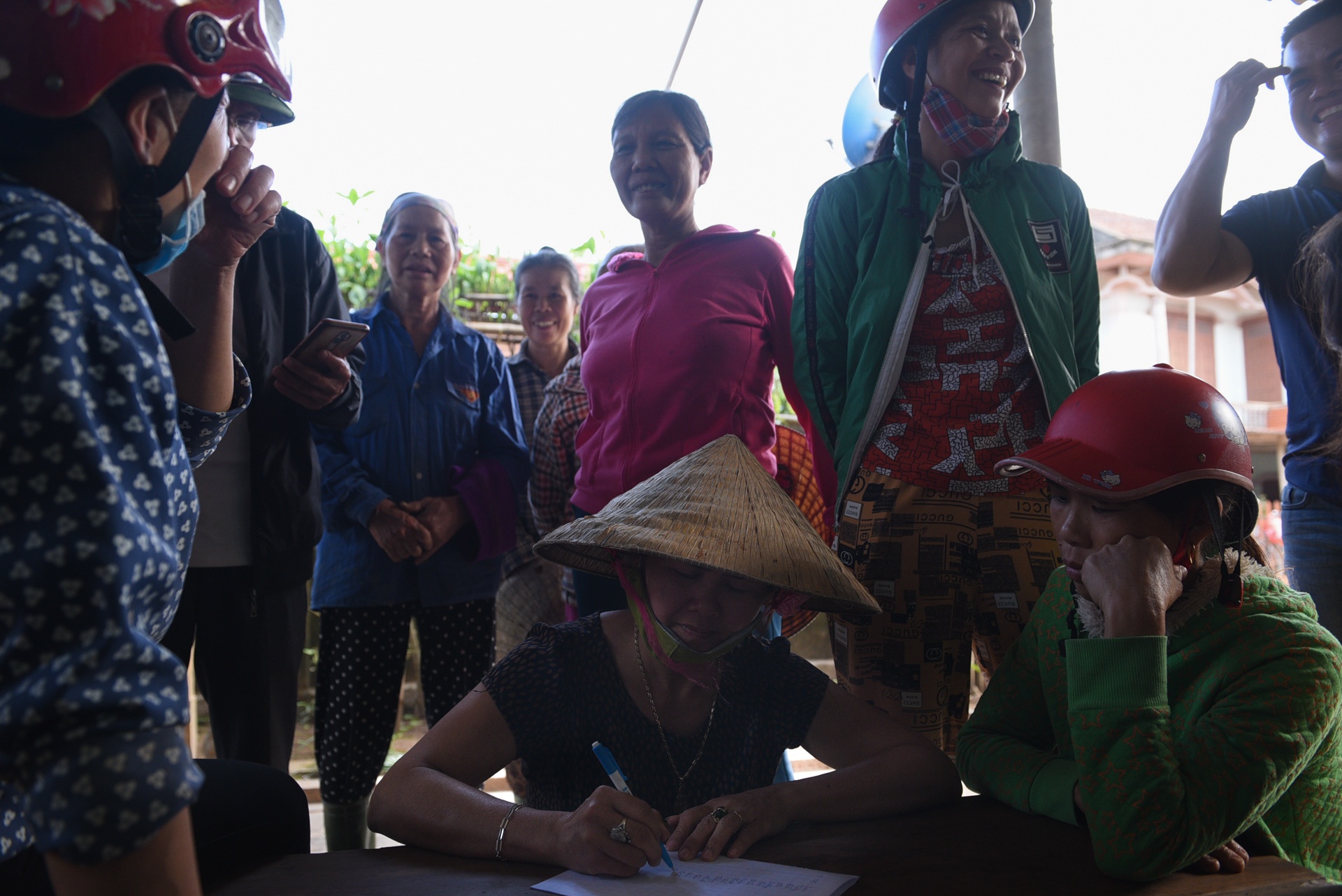 Hanh trinh suot dem cua chuyen container cho 30 tan hang cuu tro anh 23