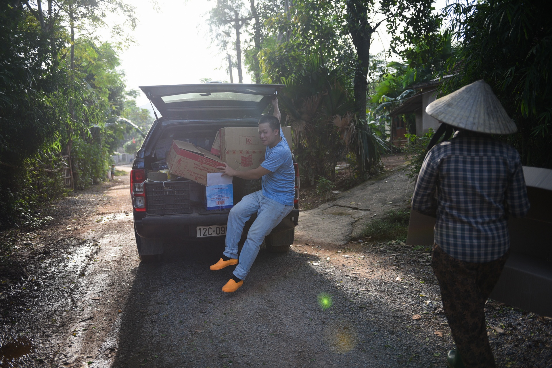 Hanh trinh suot dem cua chuyen container cho 30 tan hang cuu tro anh 19