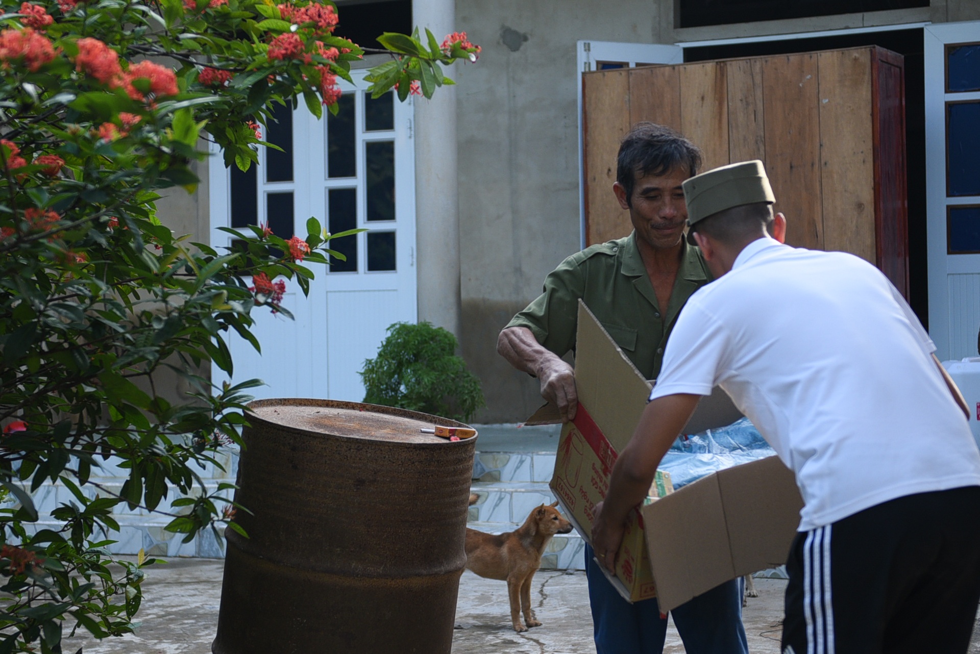 Hanh trinh suot dem cua chuyen container cho 30 tan hang cuu tro anh 22