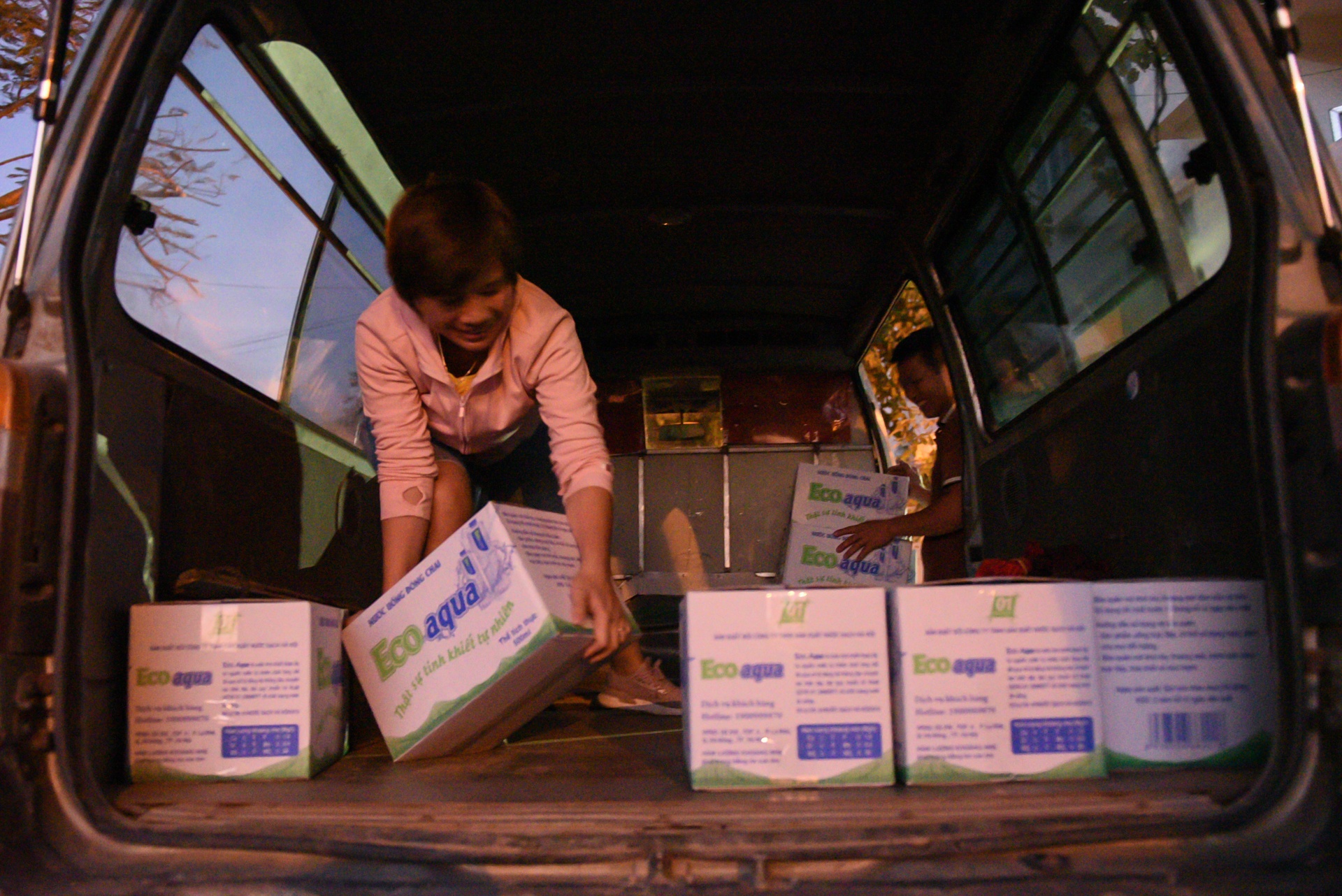 Hanh trinh suot dem cua chuyen container cho 30 tan hang cuu tro anh 3