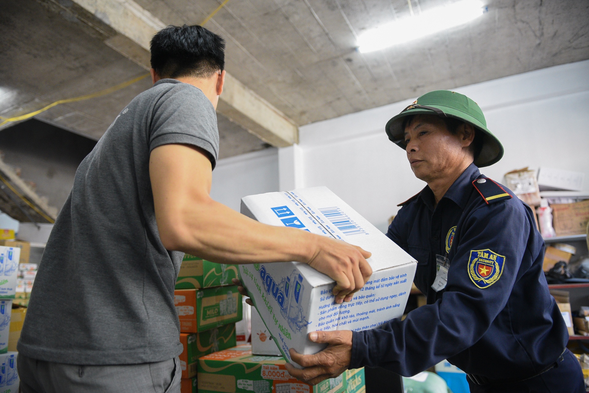 Hanh trinh suot dem cua chuyen container cho 30 tan hang cuu tro anh 5