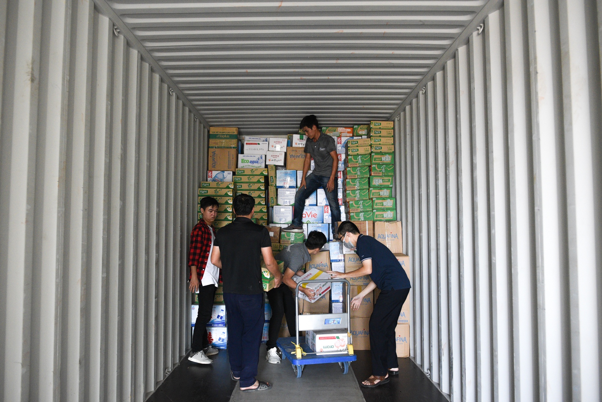 Hanh trinh suot dem cua chuyen container cho 30 tan hang cuu tro anh 4