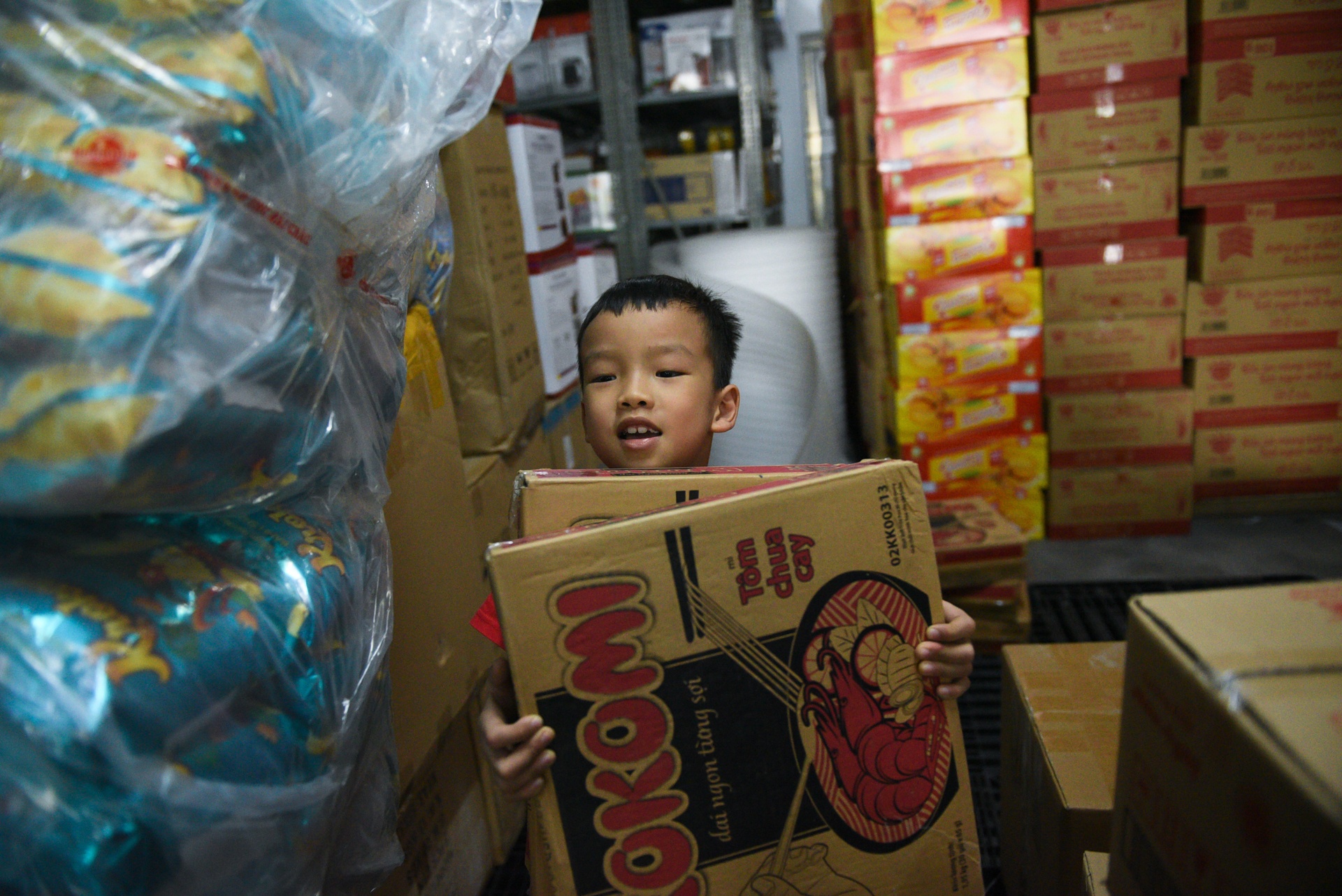 Hanh trinh suot dem cua chuyen container cho 30 tan hang cuu tro anh 6