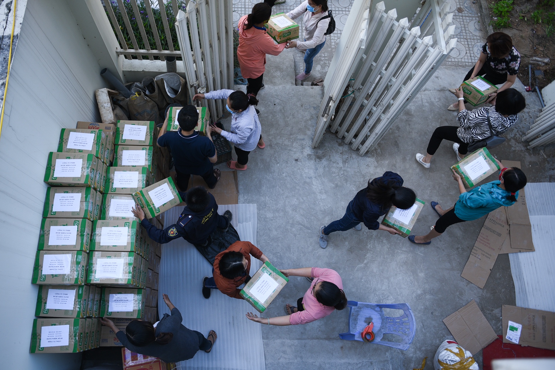 Hanh trinh suot dem cua chuyen container cho 30 tan hang cuu tro anh 2