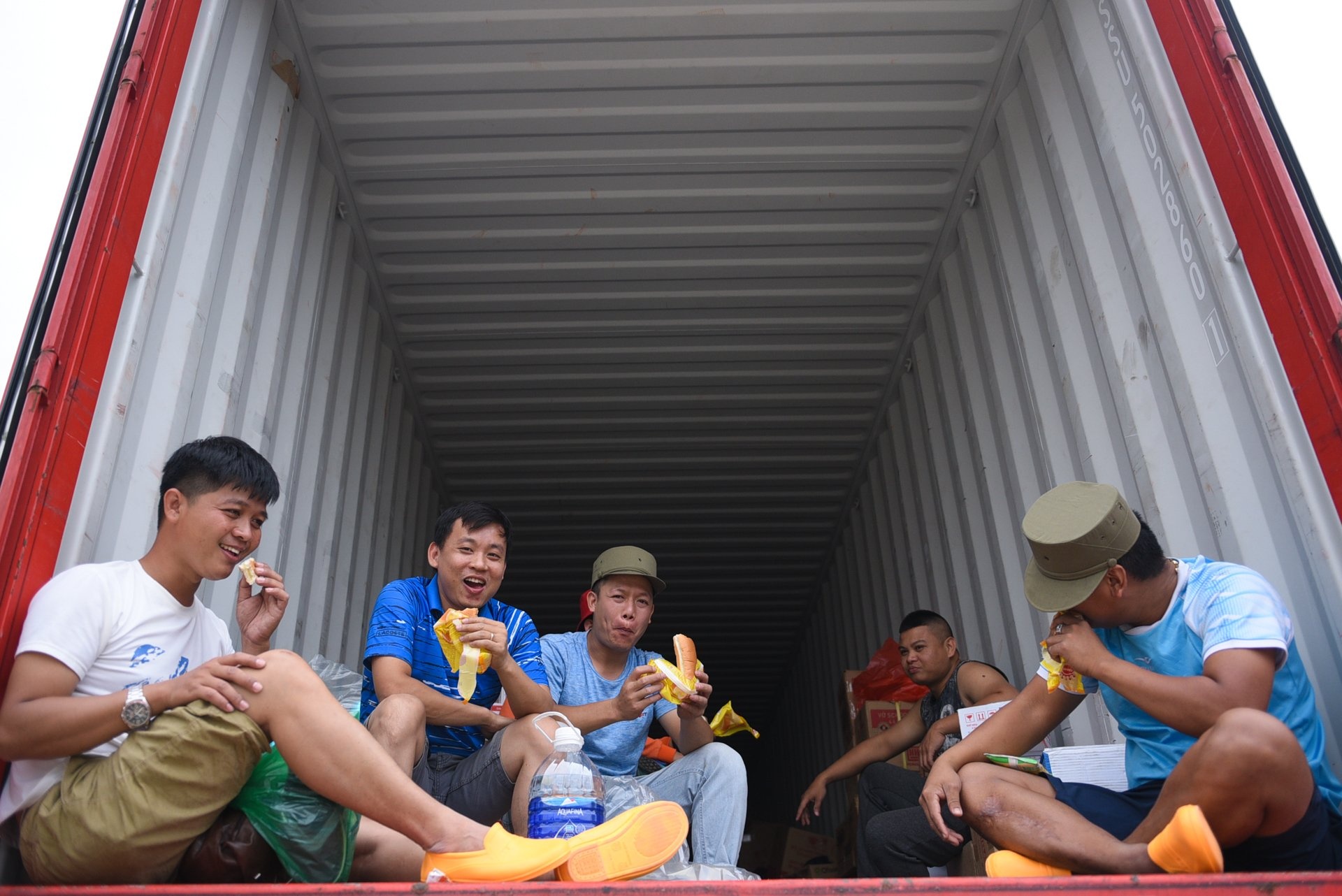 Hanh trinh suot dem cua chuyen container cho 30 tan hang cuu tro anh 16