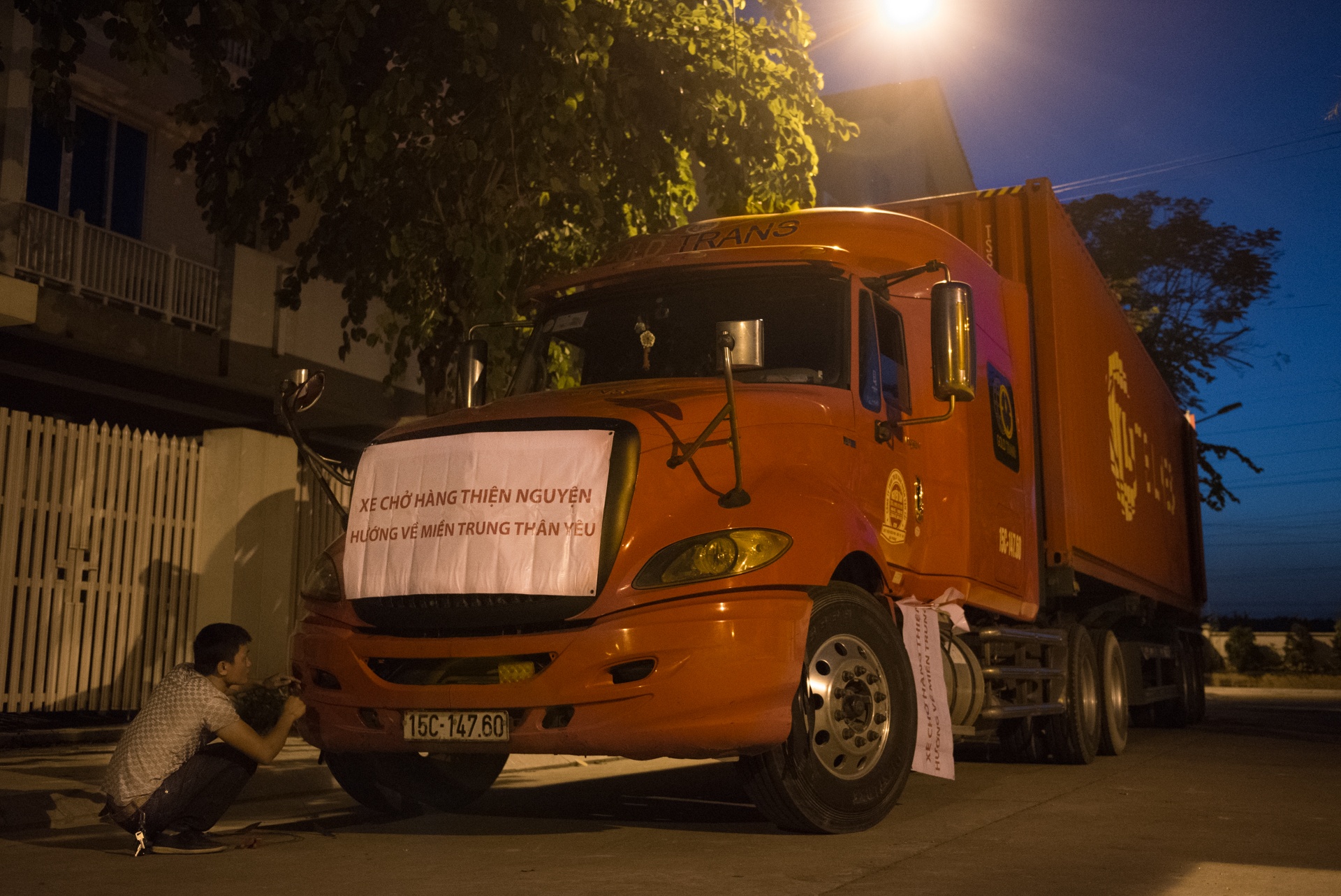 Hanh trinh suot dem cua chuyen container cho 30 tan hang cuu tro anh 7