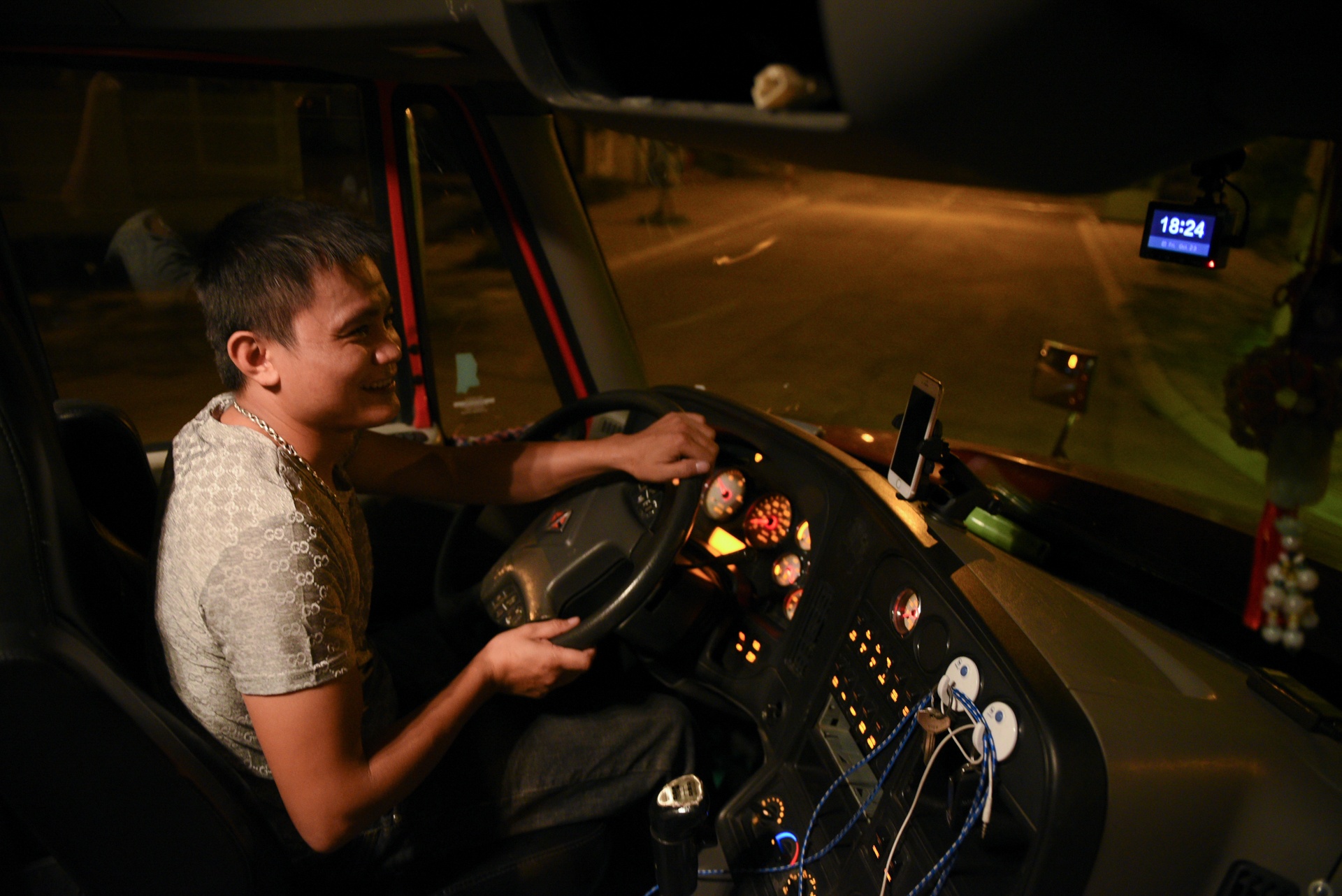 Hanh trinh suot dem cua chuyen container cho 30 tan hang cuu tro anh 8