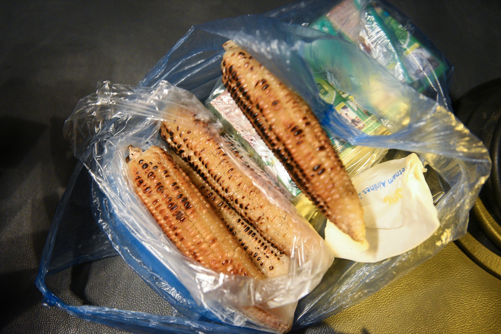 Hanh trinh suot dem cua chuyen container cho 30 tan hang cuu tro anh 9