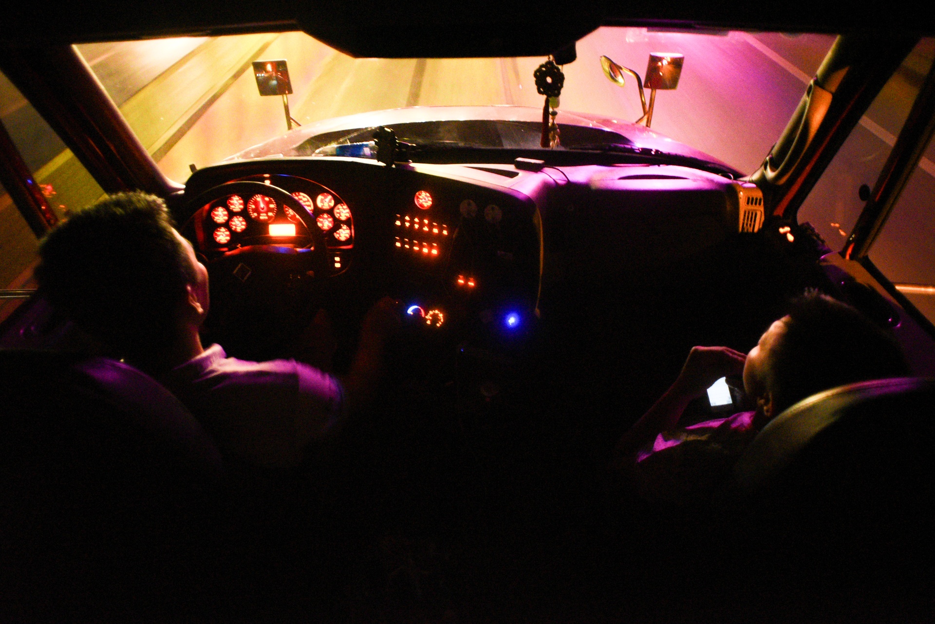 Hanh trinh suot dem cua chuyen container cho 30 tan hang cuu tro anh 10