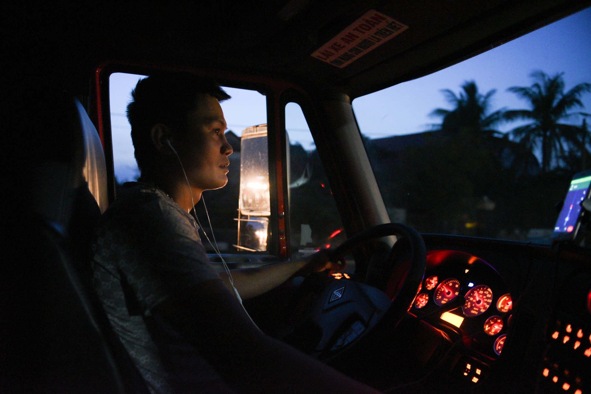 Hanh trinh suot dem cua chuyen container cho 30 tan hang cuu tro anh 12