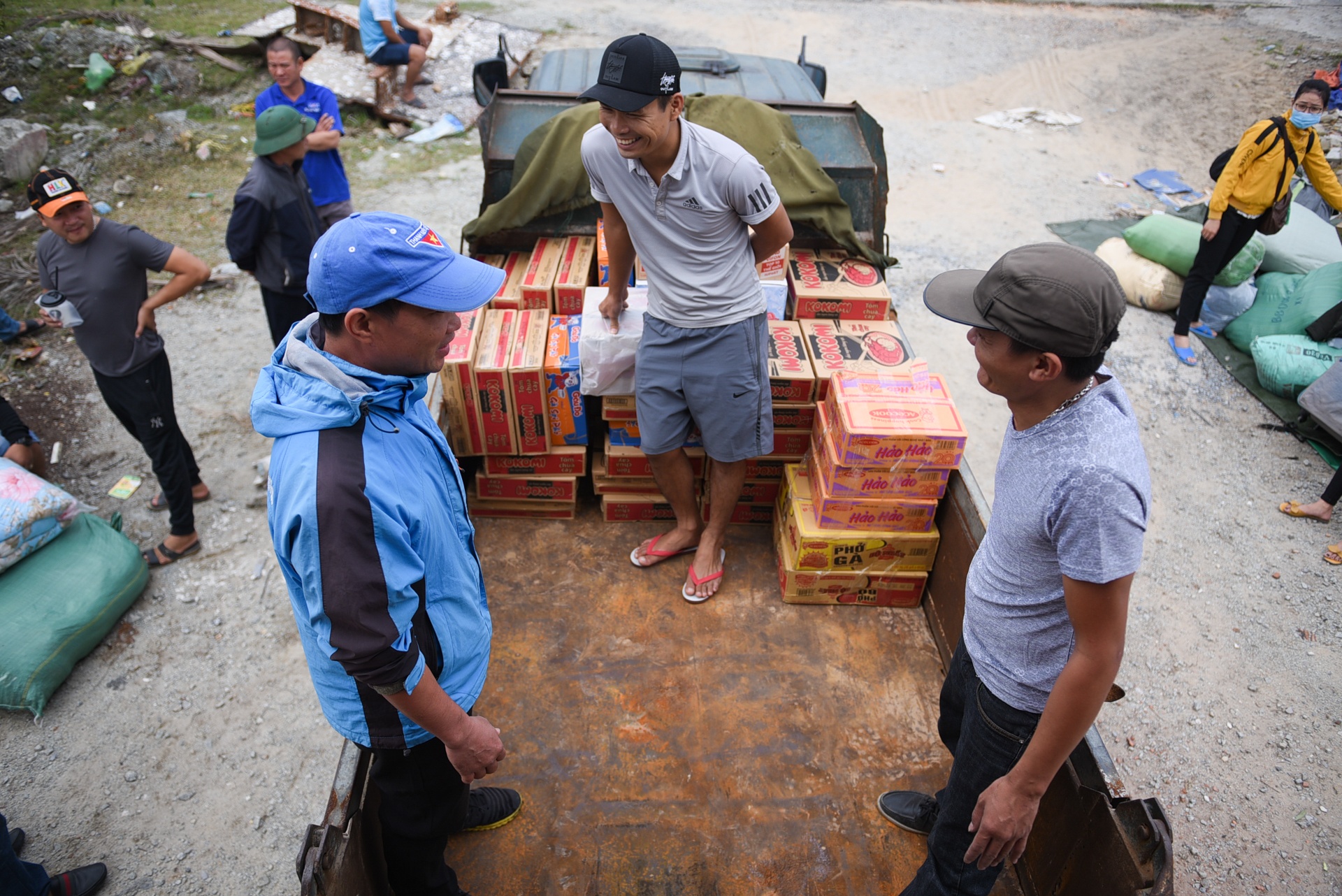 Hanh trinh suot dem cua chuyen container cho 30 tan hang cuu tro anh 15