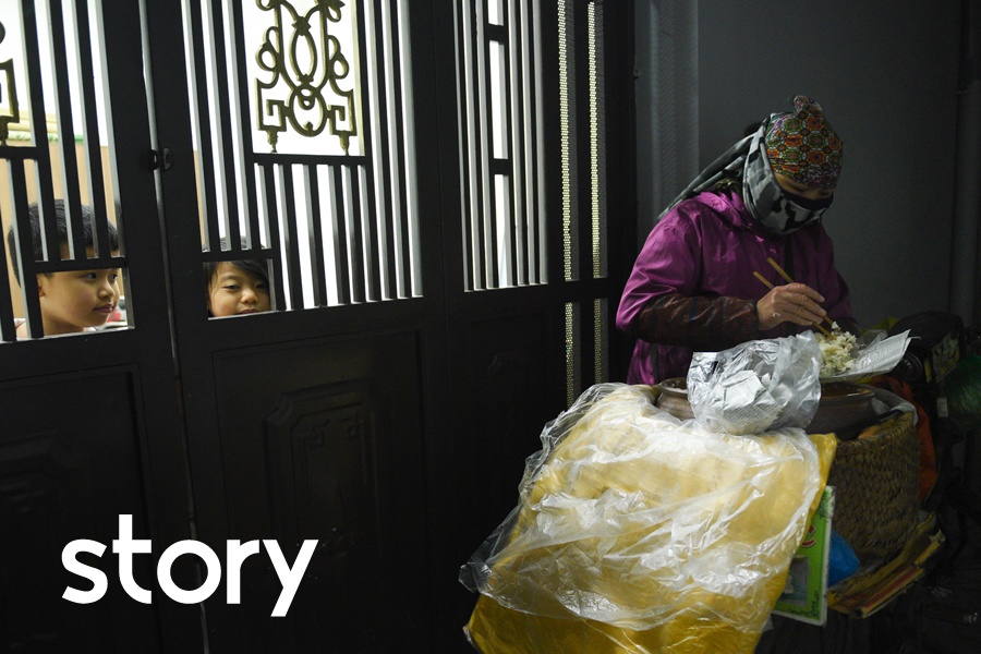 Nguoi thuc trang dem ban do an nong dem gia lanh hinh anh