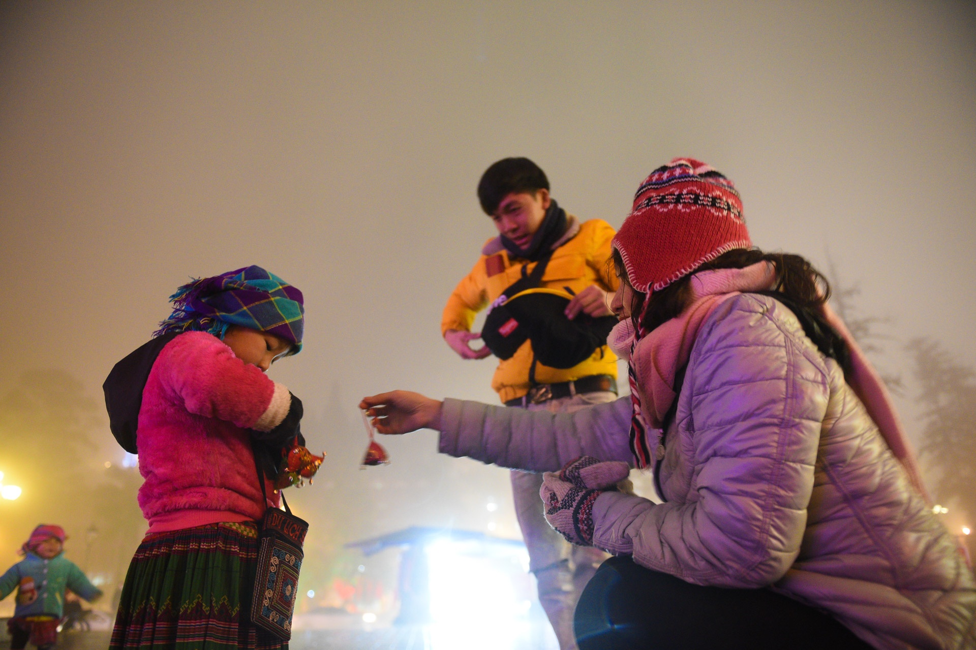 tre em dan toc ban hang,  sapa ret dam anh 8