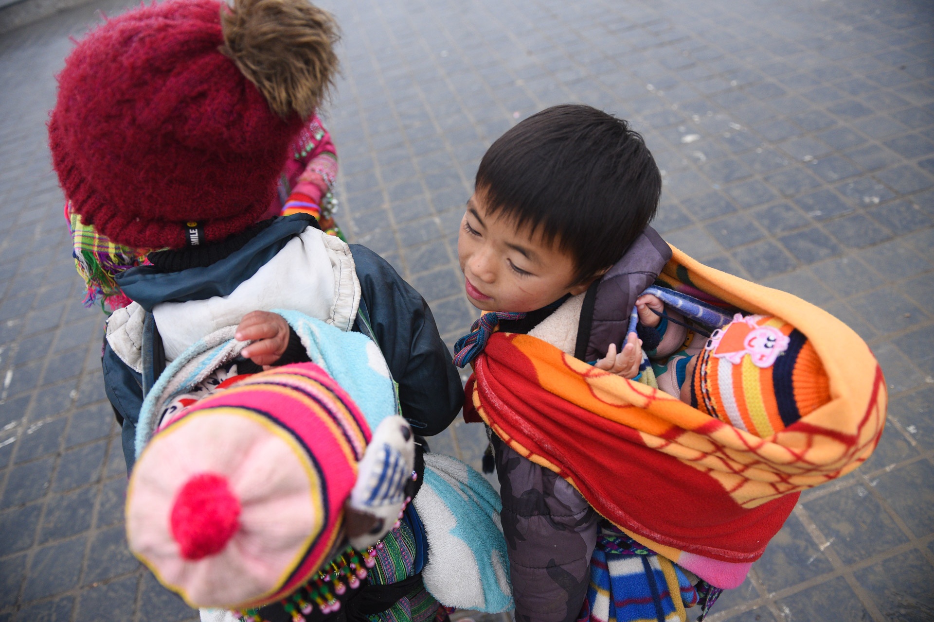 tre em dan toc ban hang,  sapa ret dam anh 7