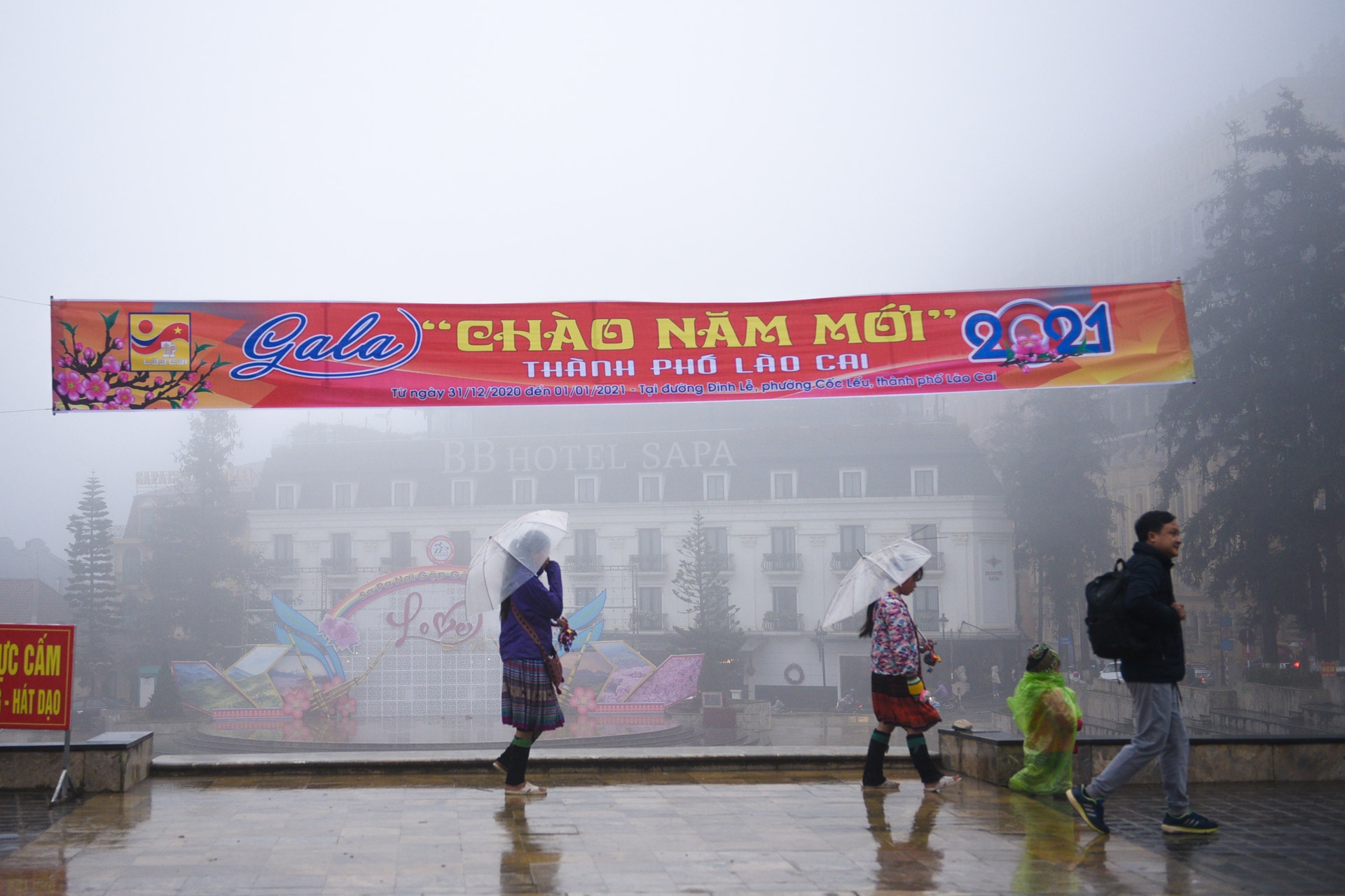 tre em dan toc ban hang,  sapa ret dam anh 9