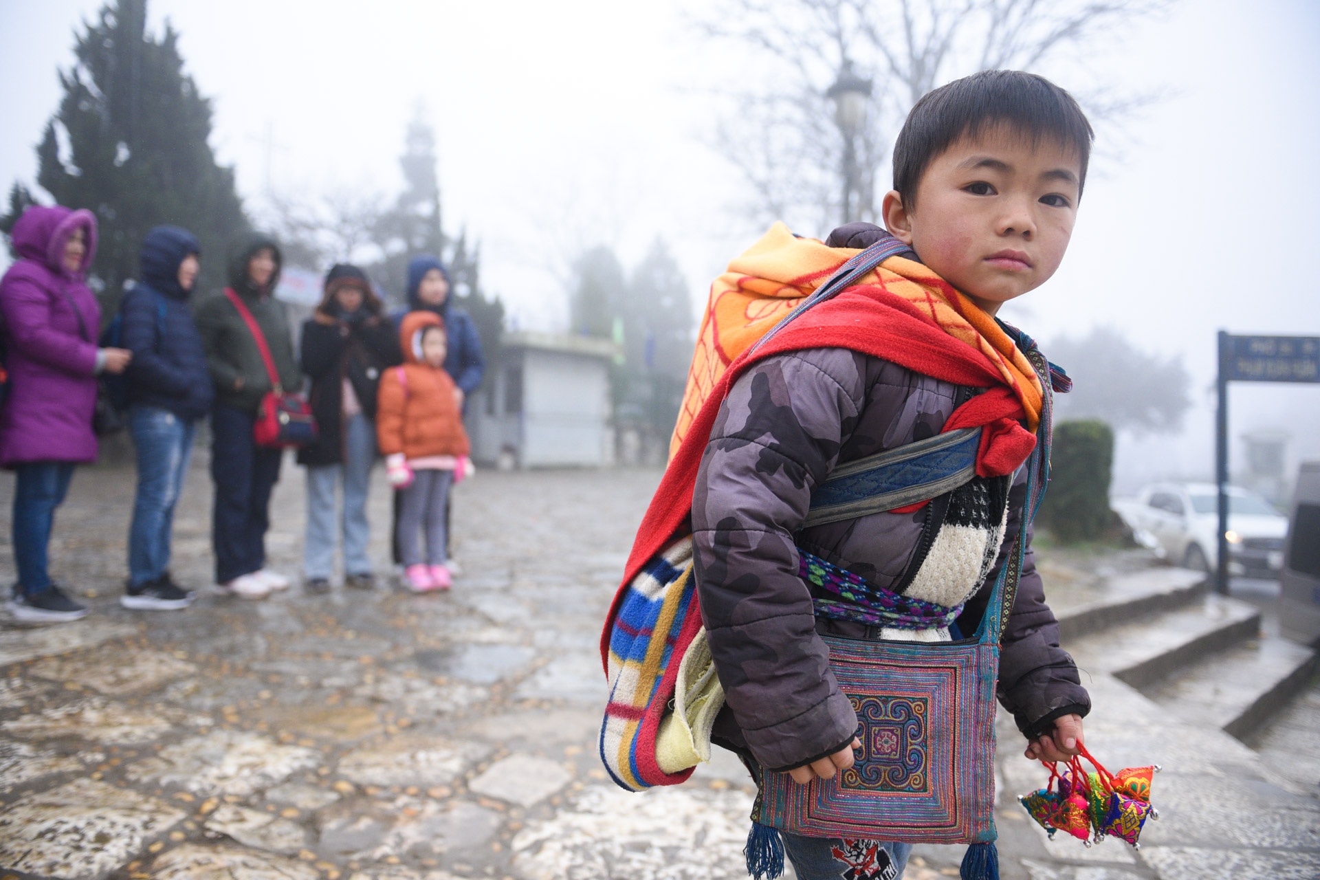 tre em dan toc ban hang,  sapa ret dam anh 6