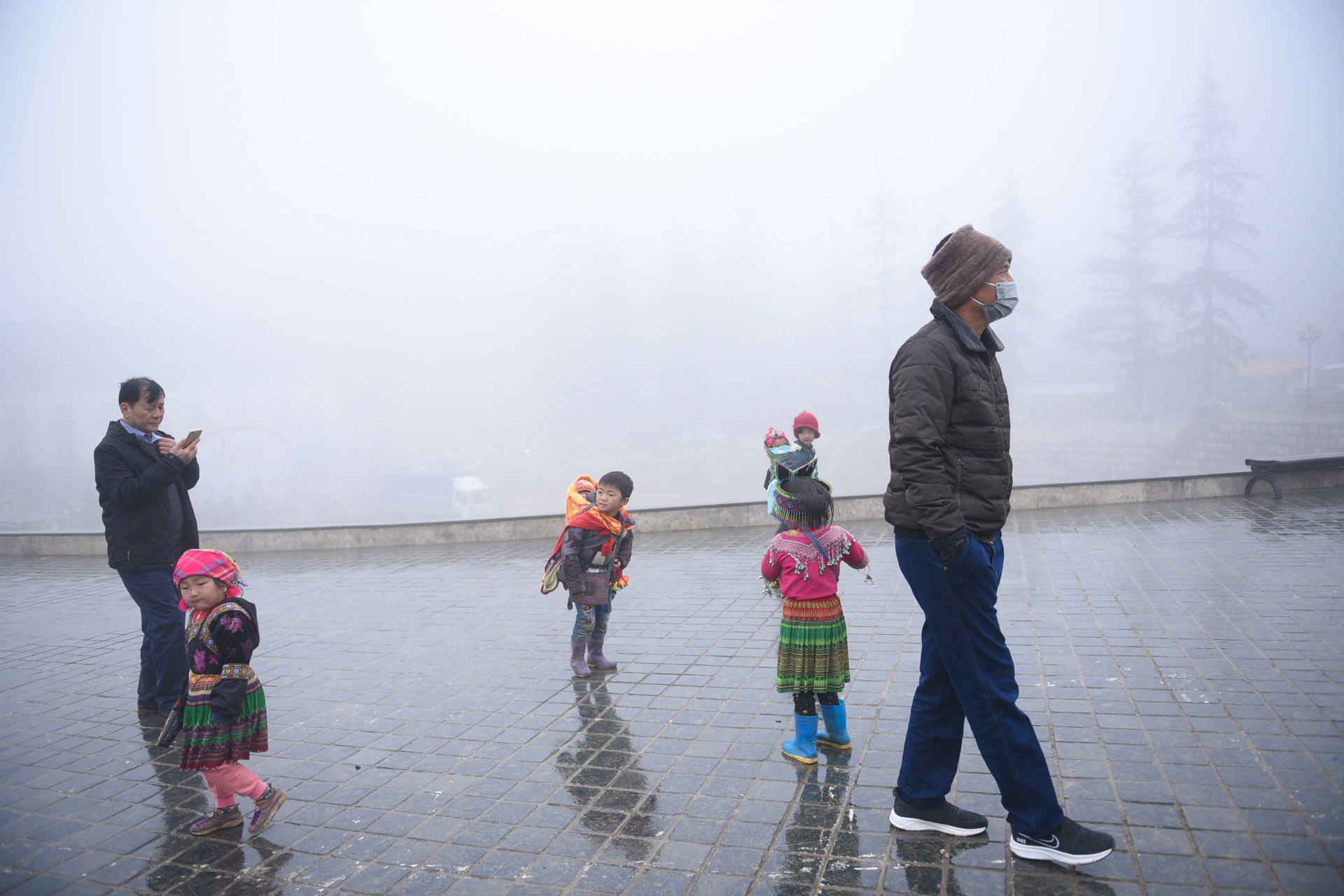 tre em dan toc ban hang,  sapa ret dam anh 5