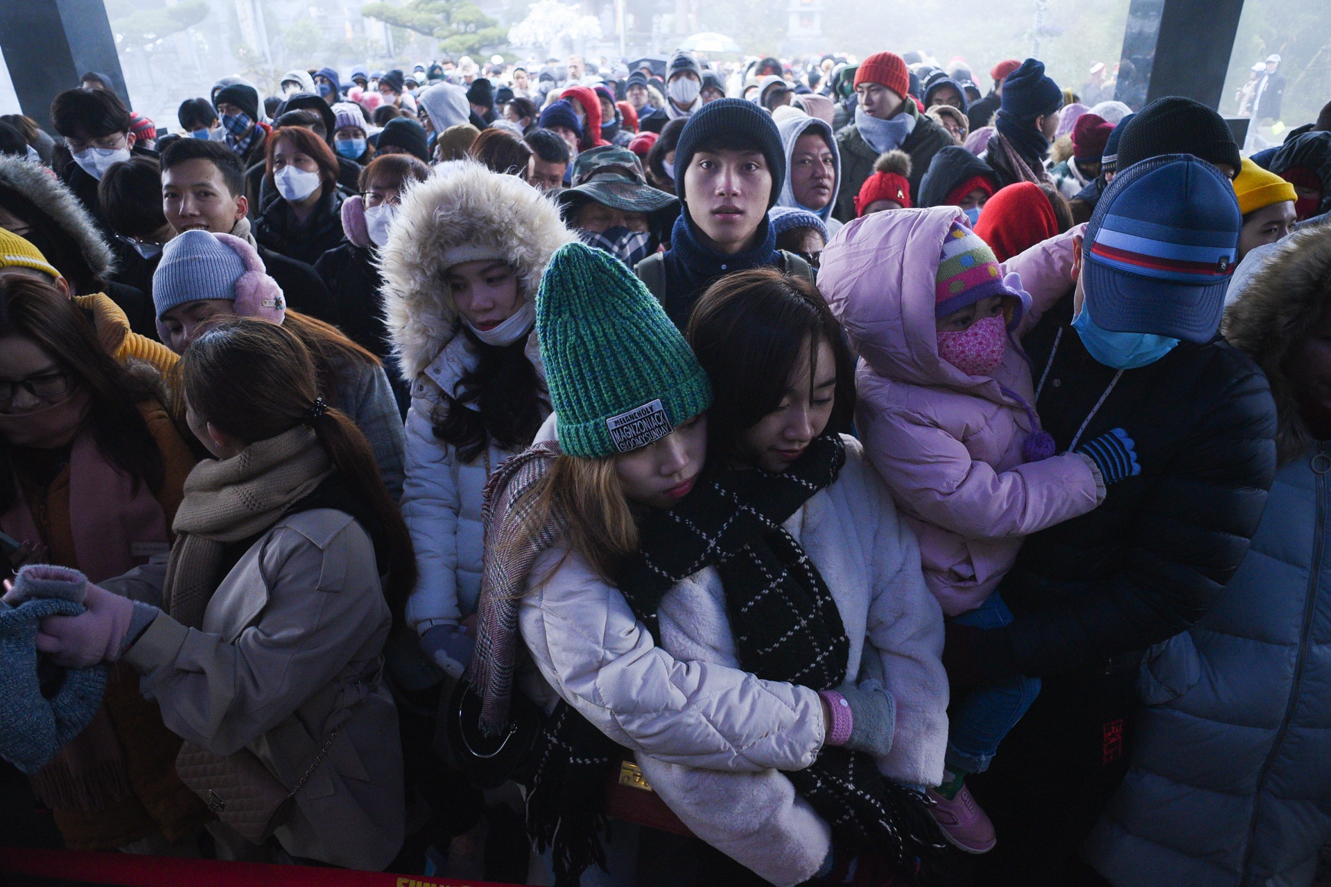 Du khach do ve Sa Pa, dinh Fansipan chat cung ngay dau nam moi hinh anh