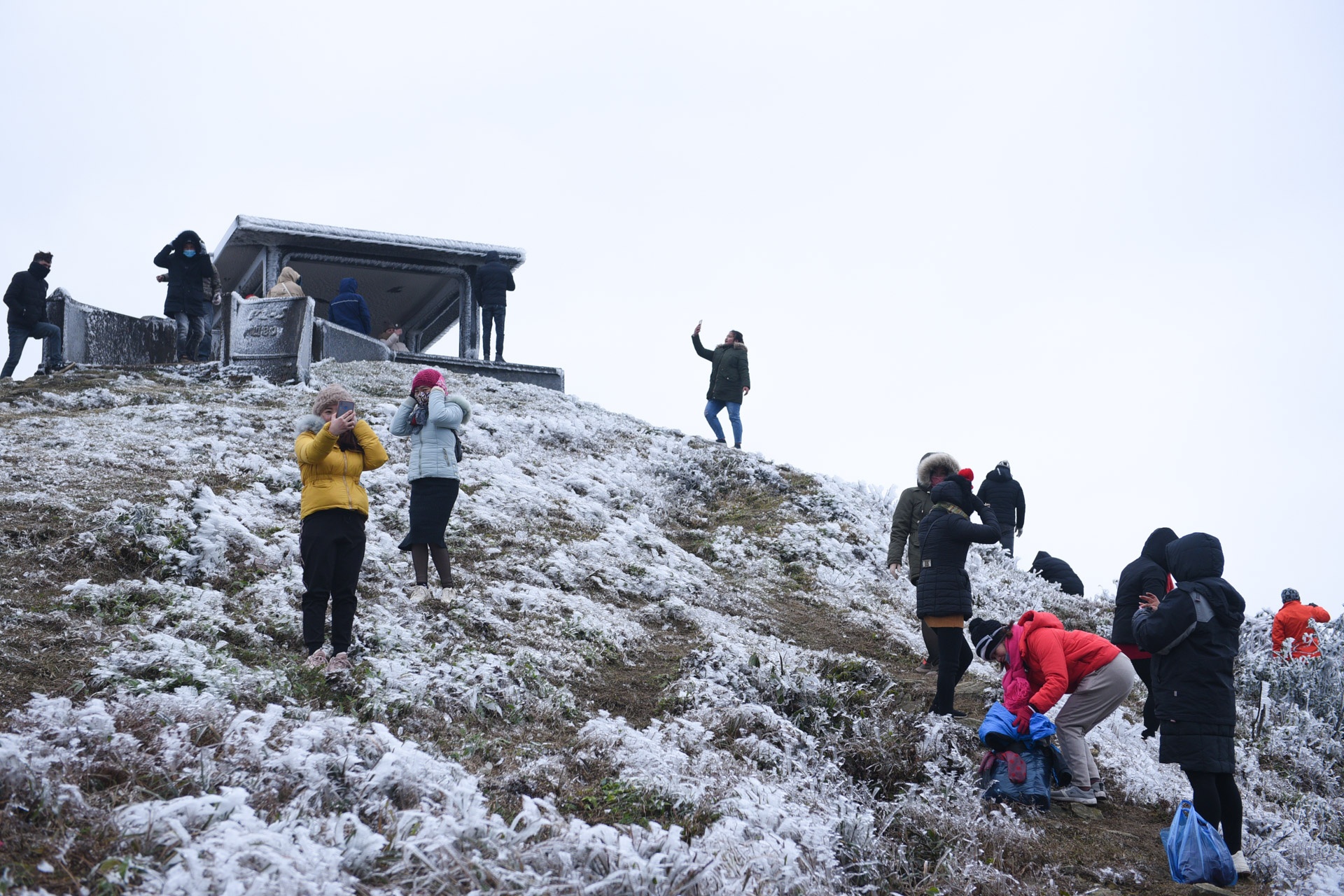 Du khach do xo den Mau Son ngam bang tuyet hinh anh