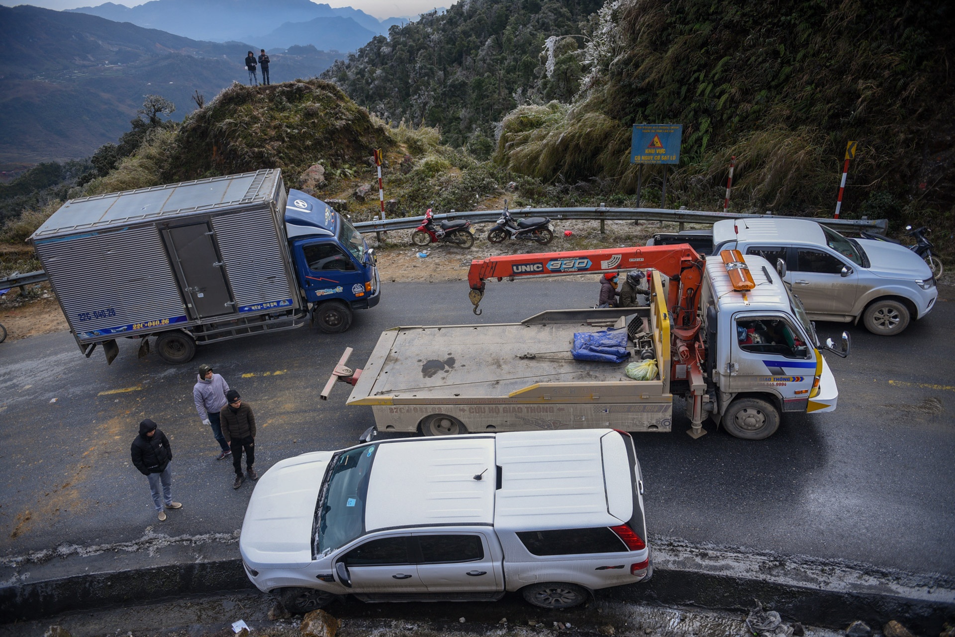 Hai ngay ket giua deo O Quy Ho vi bang tuyet hinh anh