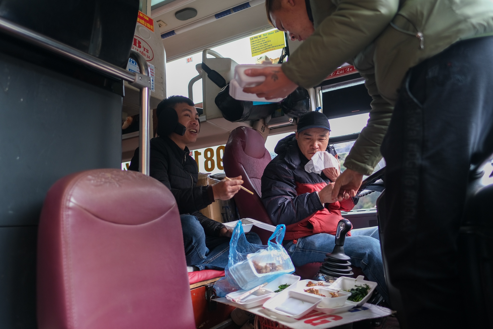 Deo O Quy Ho un tac,  tai nan giao thong do bang tuyet anh 3