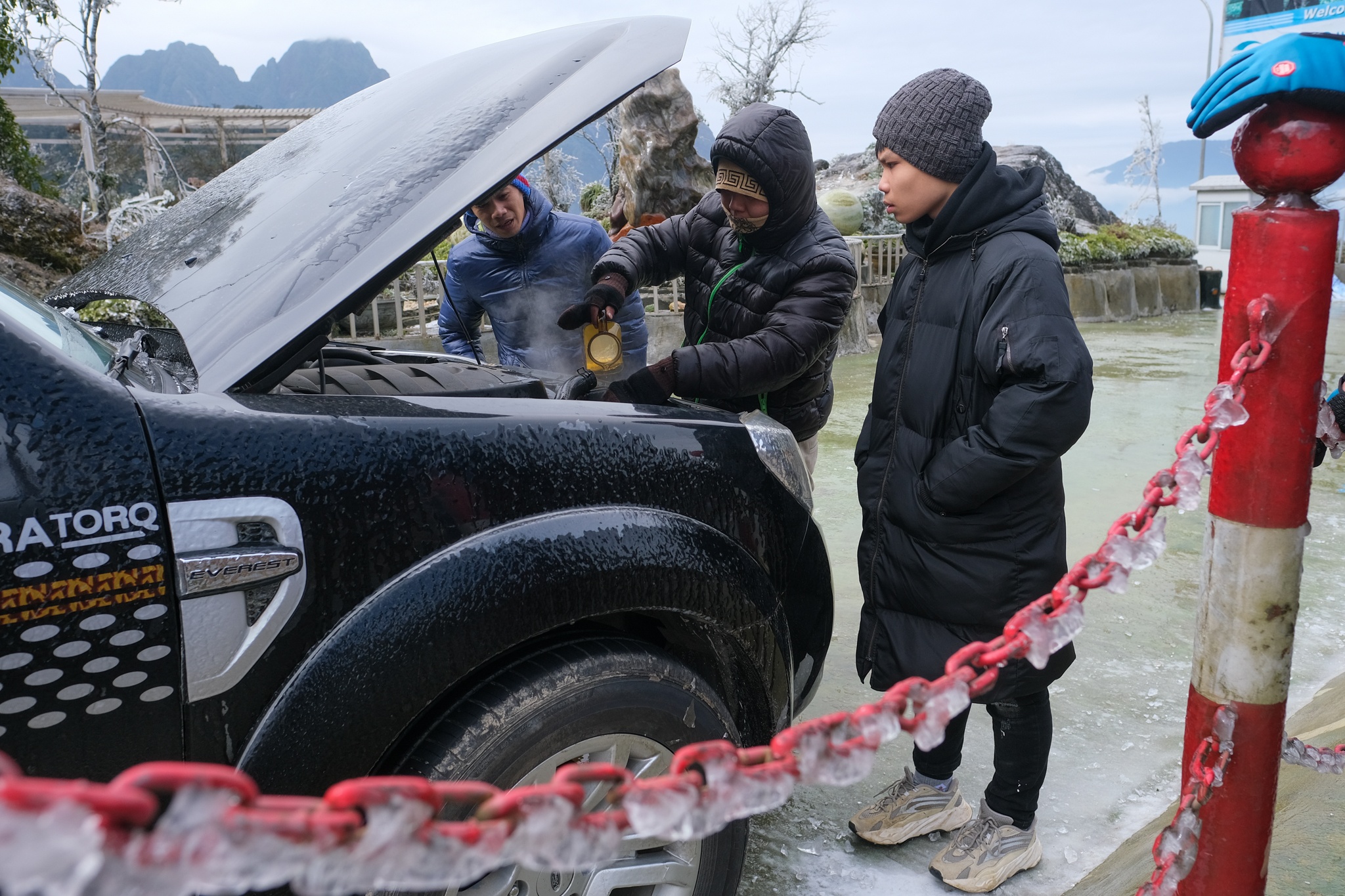 Deo O Quy Ho un tac,  tai nan giao thong do bang tuyet anh 7