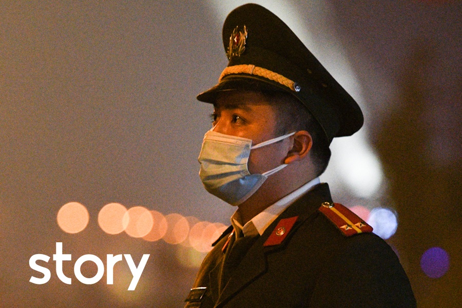 Trung uy cong an o chot kiem soat Covid-19 hinh anh