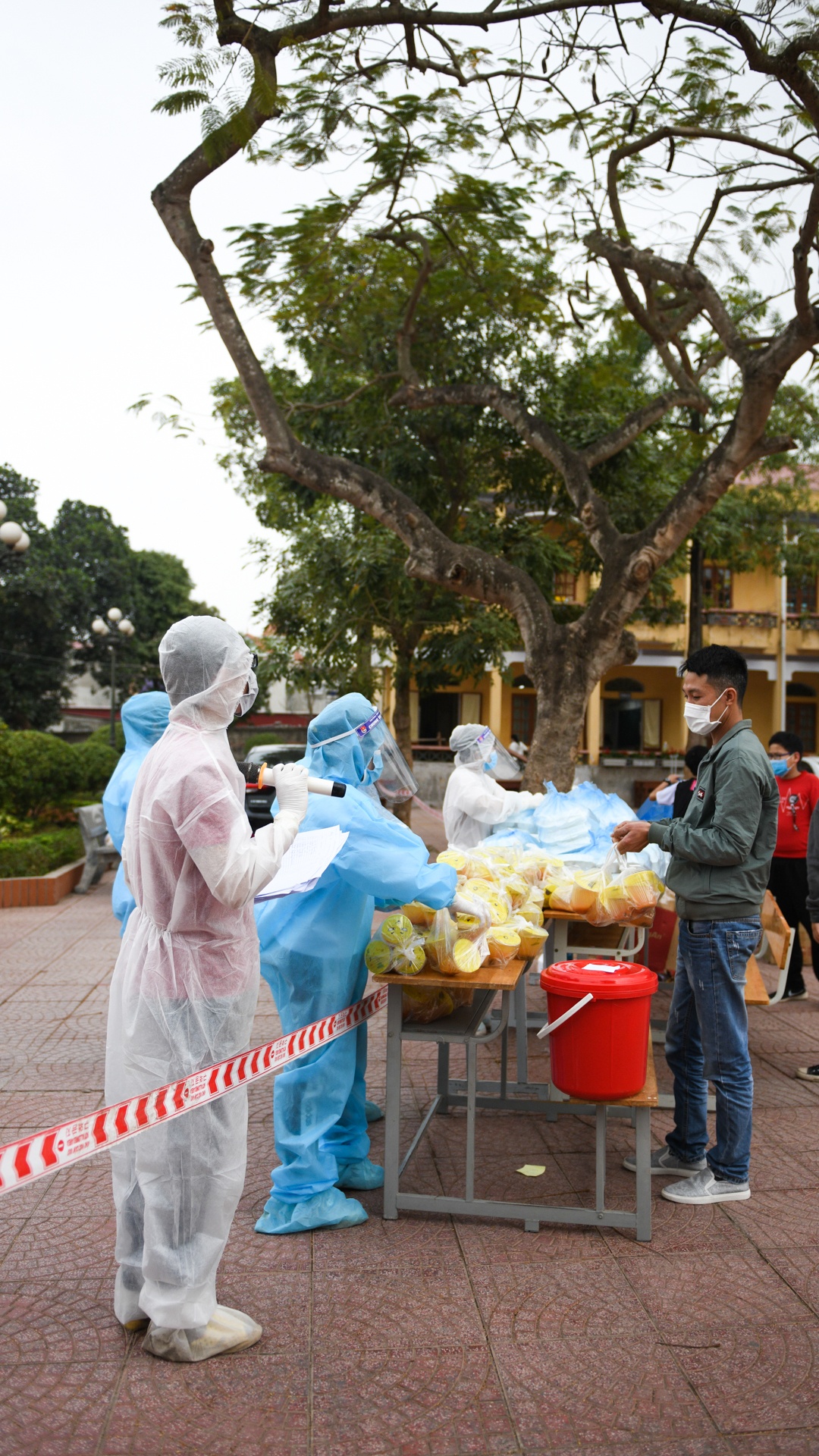 hoc sinh cach ly tap trung anh 18