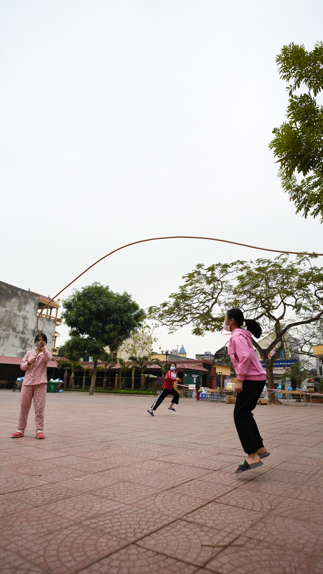 hoc sinh cach ly tap trung anh 32