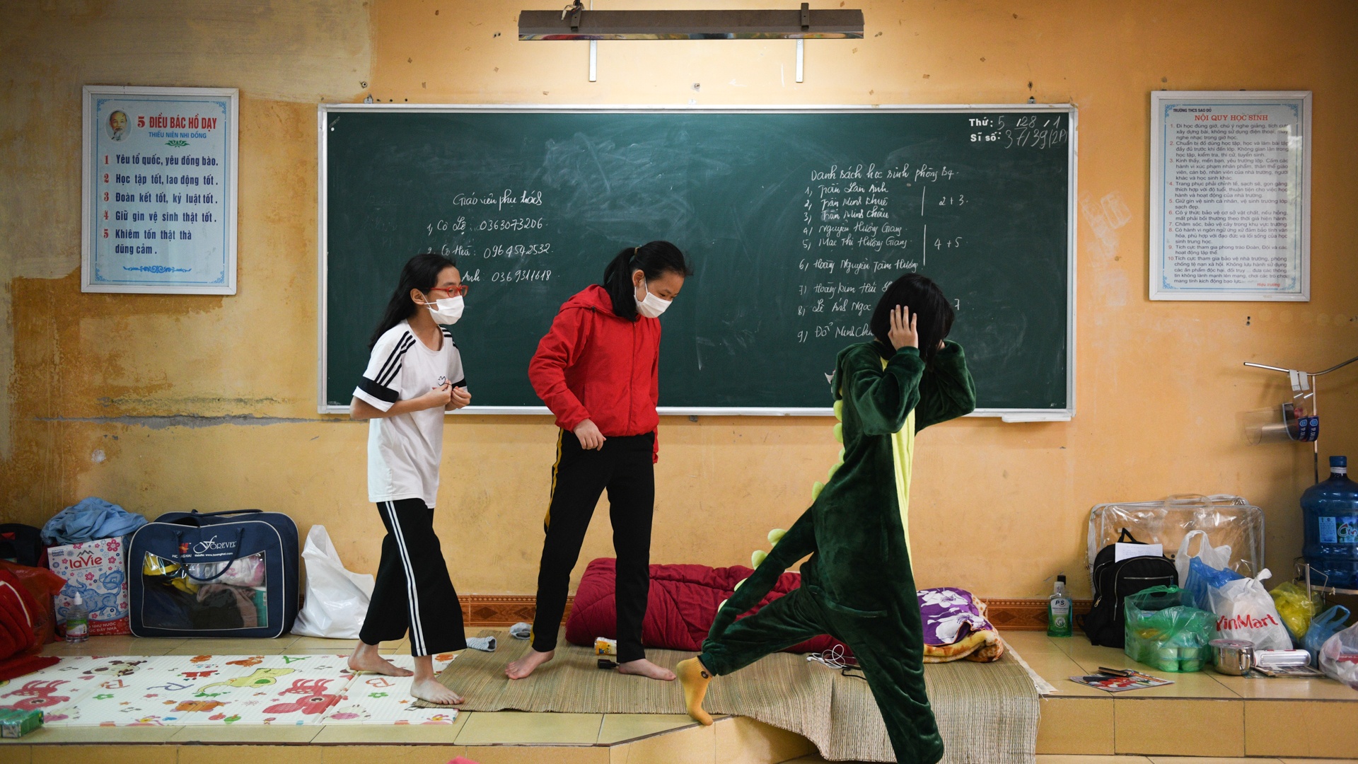 hoc sinh cach ly tap trung anh 9