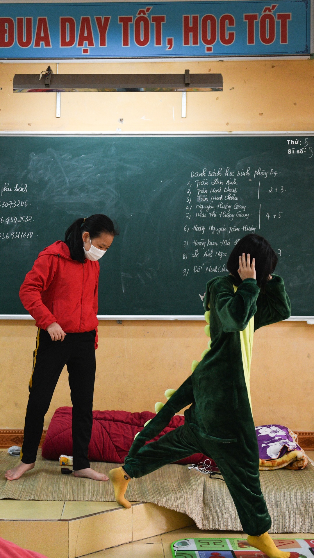 hoc sinh cach ly tap trung anh 10