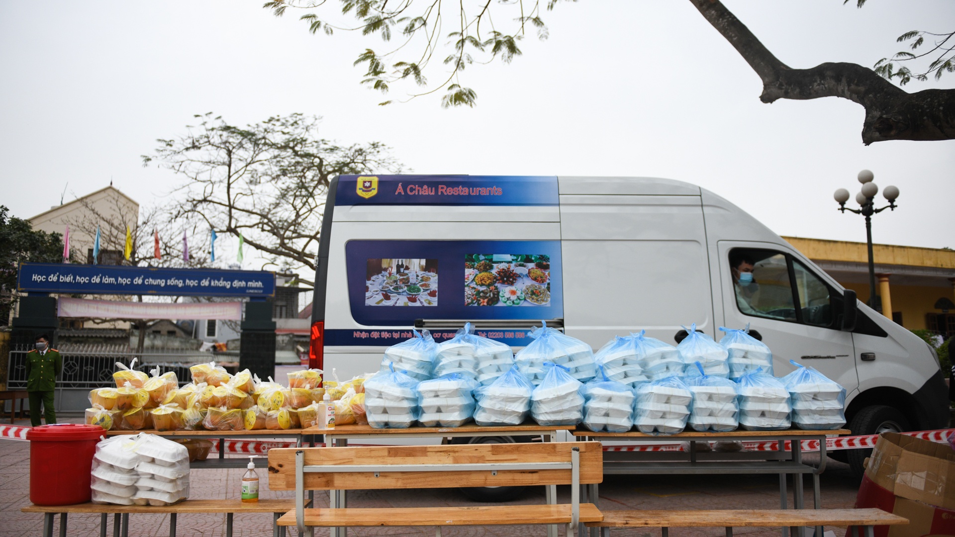 hoc sinh cach ly tap trung anh 15