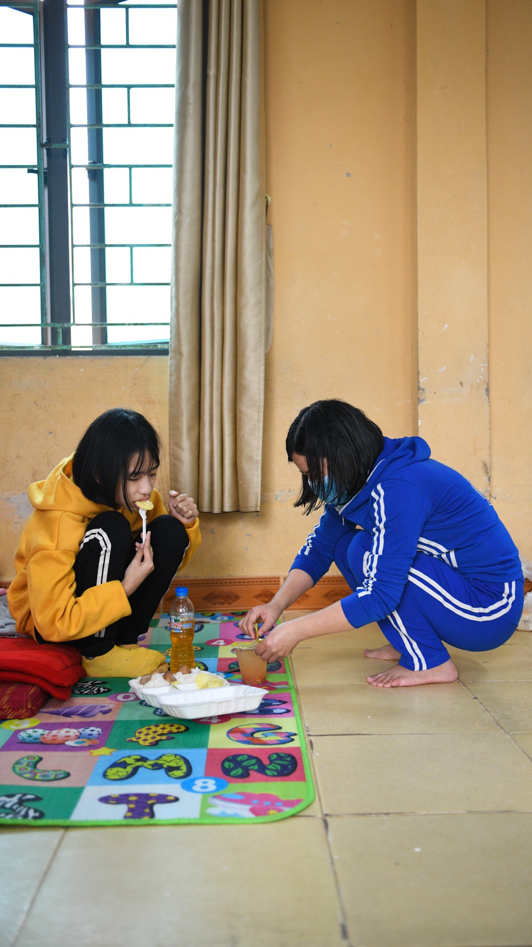 hoc sinh cach ly tap trung anh 24