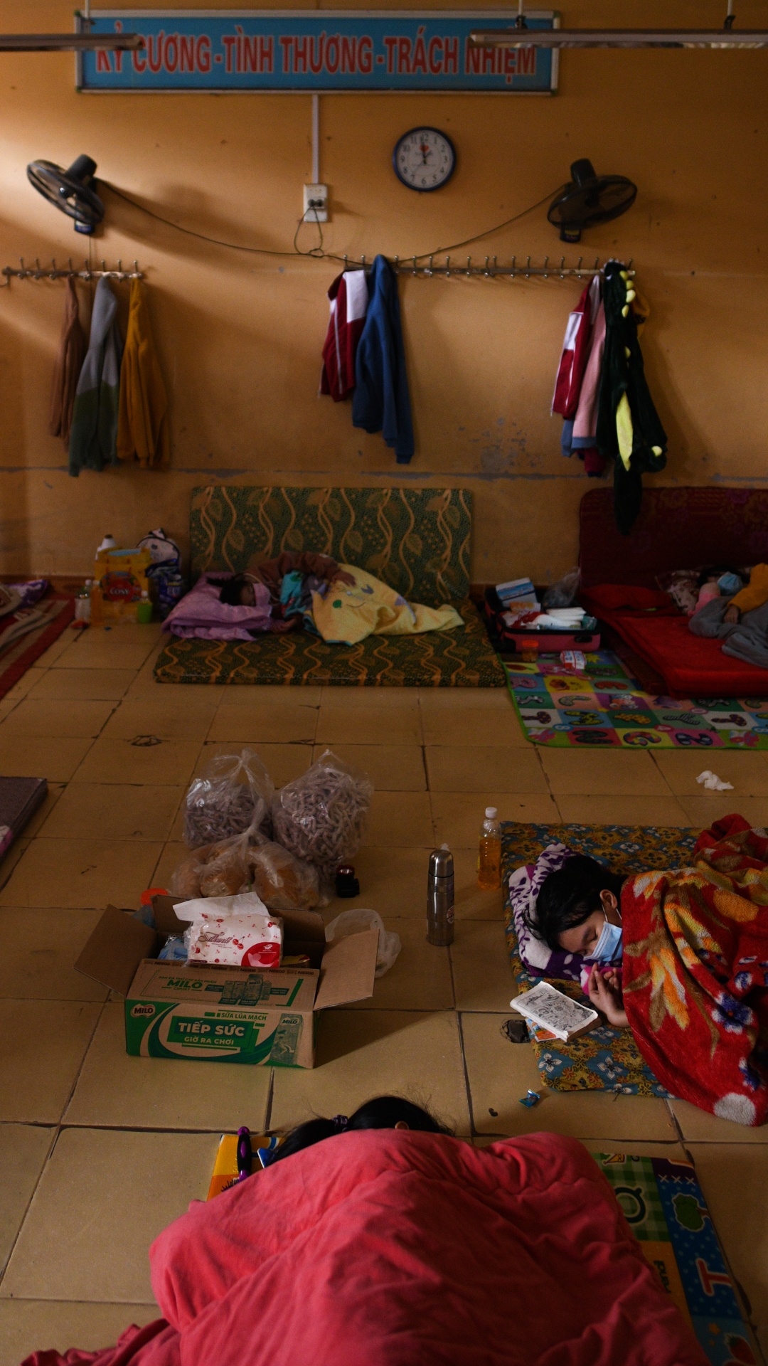 hoc sinh cach ly tap trung anh 28