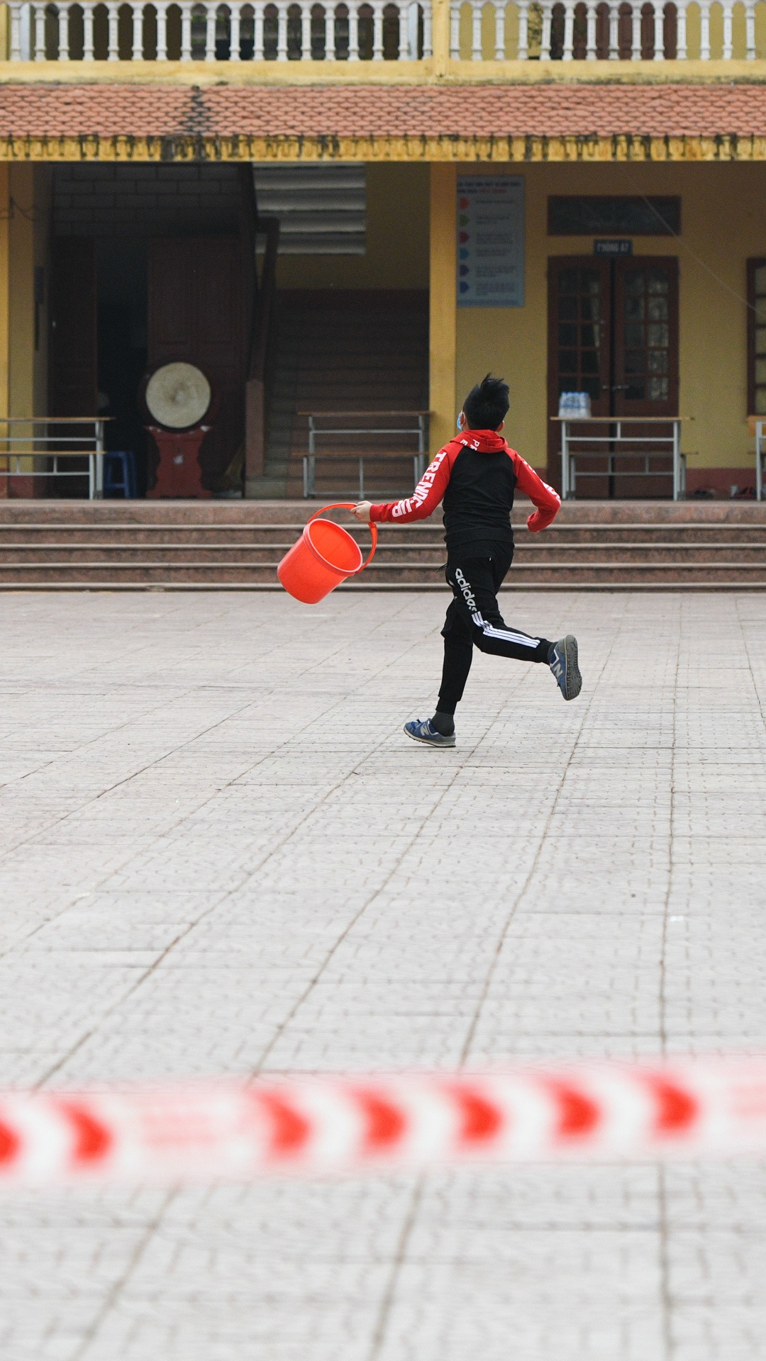 hoc sinh cach ly tap trung anh 8